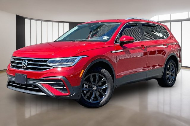 Used 2024 Volkswagen Tiguan SE w/ Panoramic Sunroof Package AWD/4WD image 3