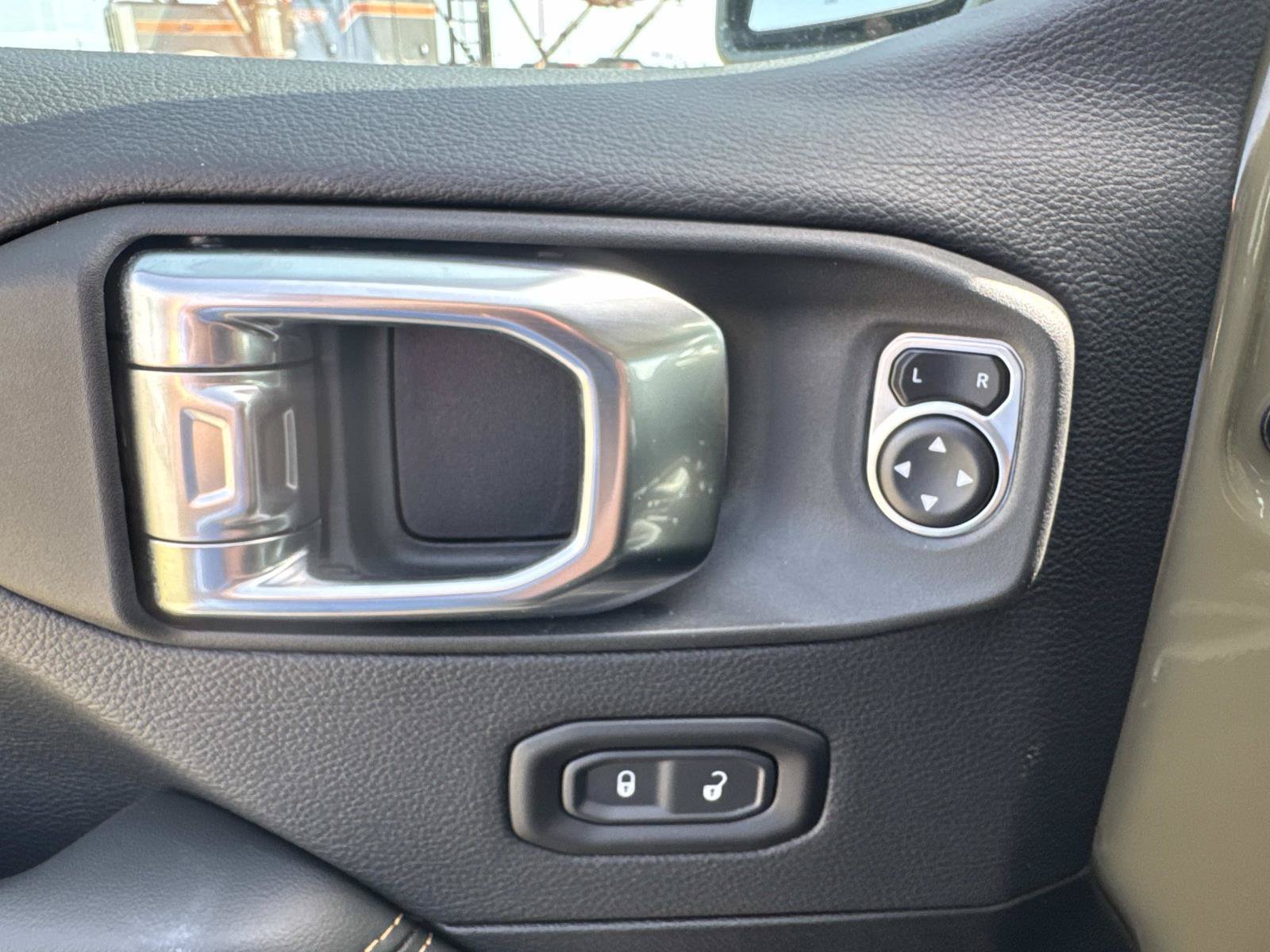 Used 2025 Jeep Gladiator Sport AWD/4WD image 21