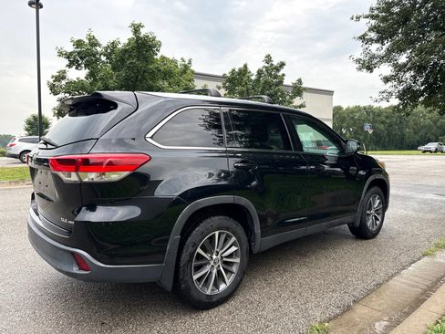 Used 2019 Toyota Highlander XLE w/ Carpet Mat Package (TMS) AWD/4WD image 5