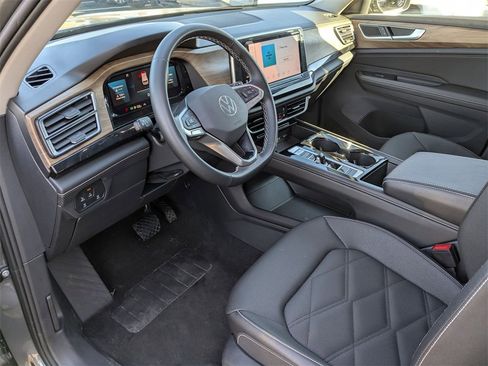 Used 2025 Volkswagen Atlas SE image 17