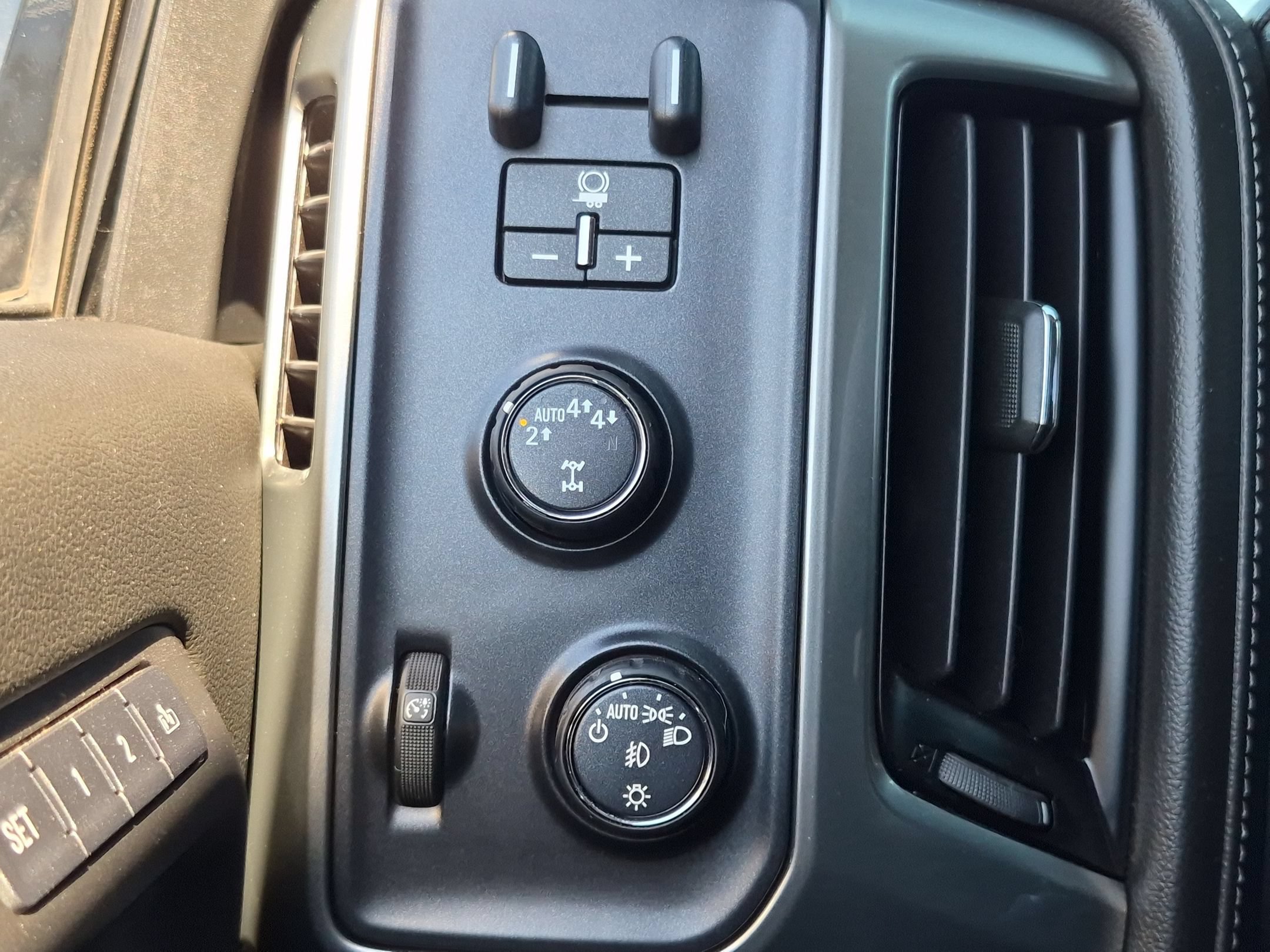 Used 2018 Chevrolet Silverado 1500 LTZ Z71 w/ LTZ Plus Package AWD/4WD image 15