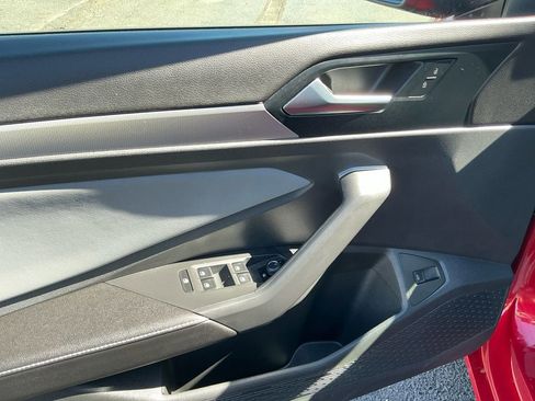 Used 2025 Volkswagen Jetta SE w/ Sunroof Package image 16