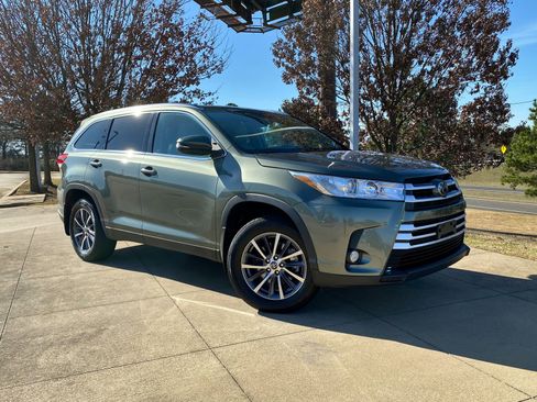 Used 2019 Toyota Highlander XLE image 1