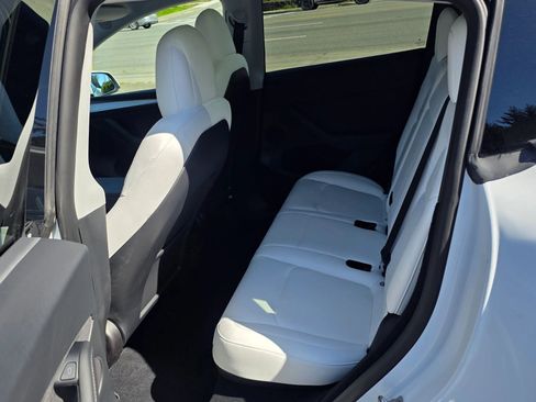 Used 2022 Tesla Model Y Long Range image 11
