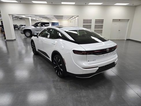 New 2026 Toyota Crown Platinum image 4