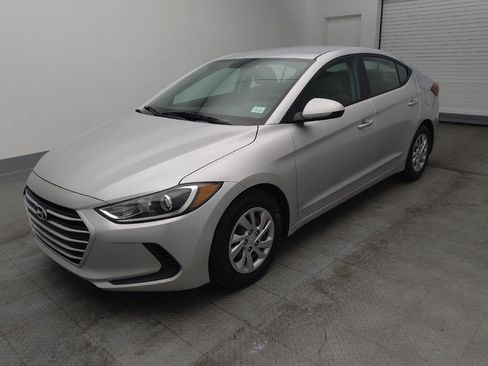 Used 2017 Hyundai Elantra SE w/ Cargo Package image 2