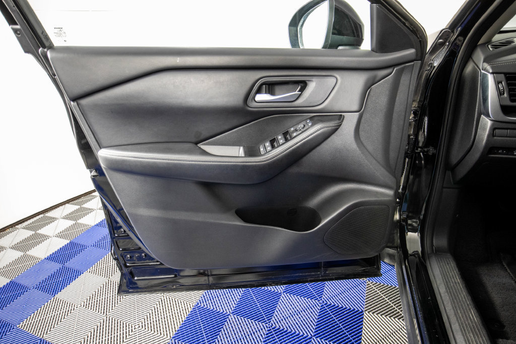 Used 2025 Nissan Rogue SV FWD image 14
