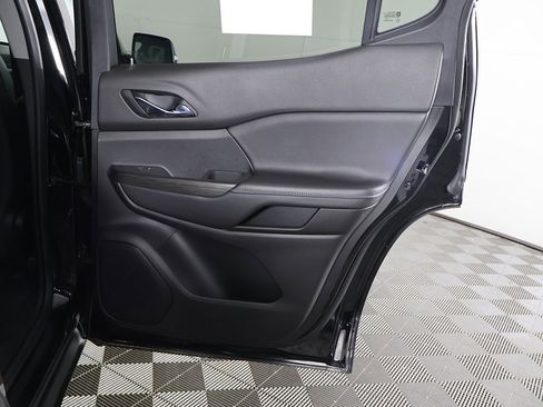 Used 2023 GMC Acadia SLT image 28