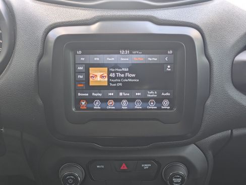 Used 2018 Jeep Renegade Latitude FWD image 16
