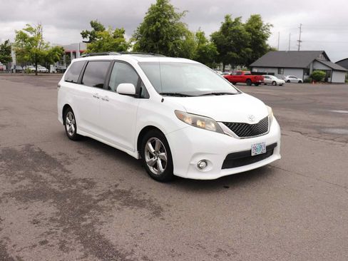 Used 2014 Toyota Sienna SE FWD image 3