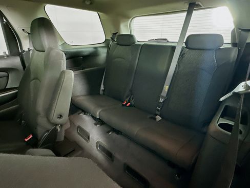 Used 2012 GMC Acadia SLE image 29