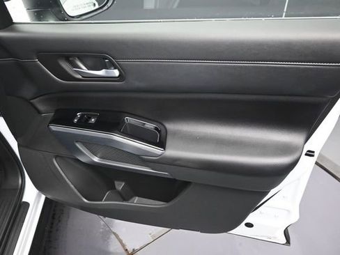 Used 2025 Nissan Pathfinder SL AWD/4WD image 33