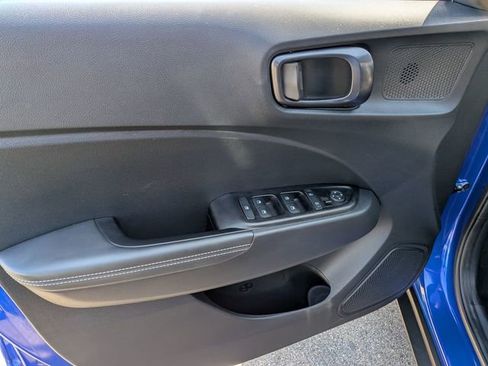 Used 2025 Hyundai Venue Limited FWD image 8