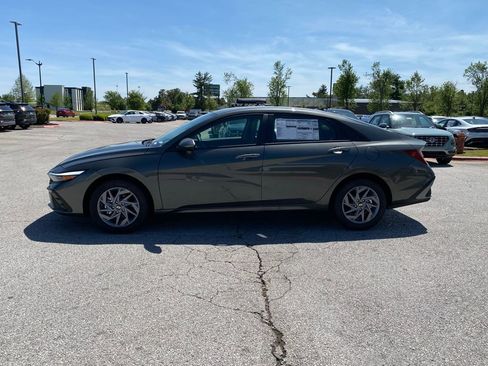 New 2026 Hyundai Elantra Hybrid FWD image 4