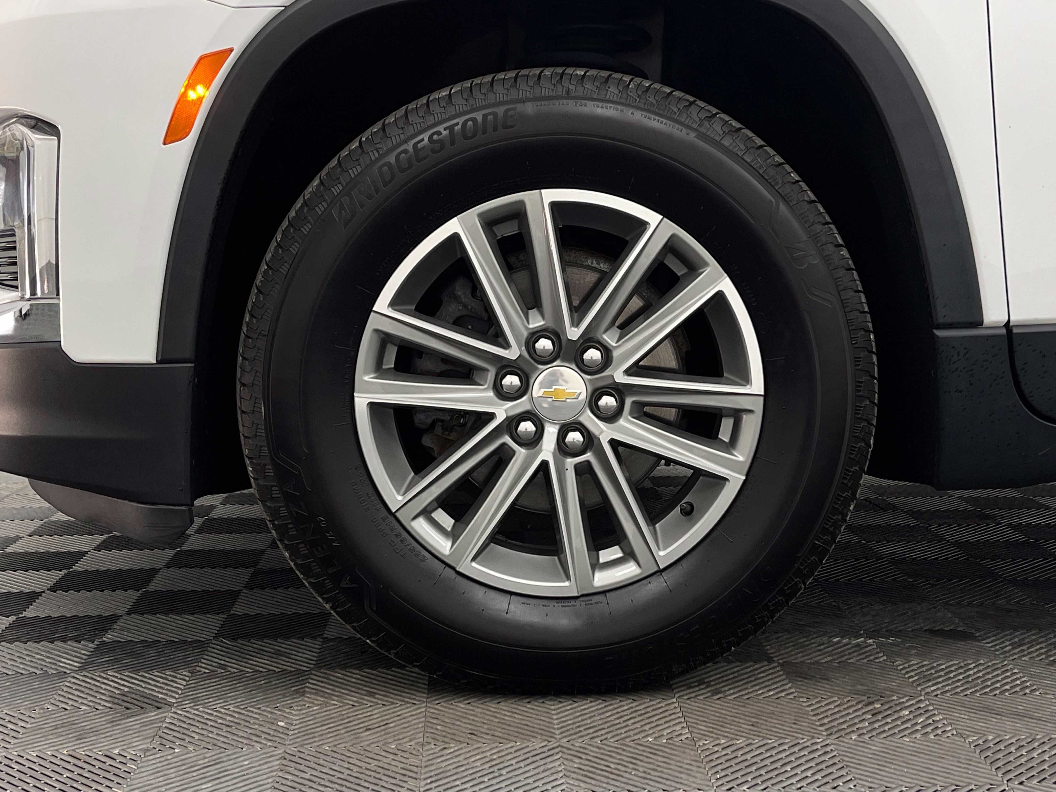 Used 2023 Chevrolet Traverse LT FWD image 14