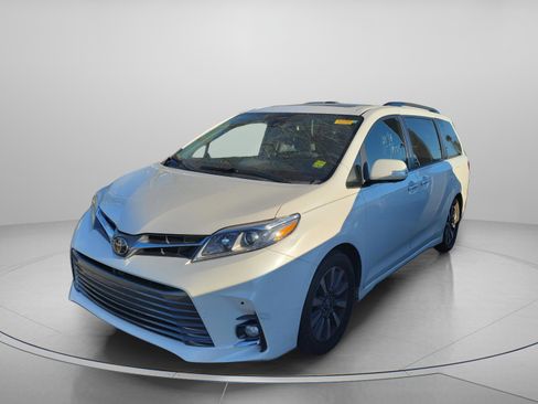 Used 2019 Toyota Sienna Limited image 2