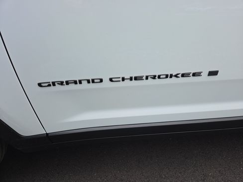 Used 2023 Jeep Grand Cherokee L Laredo AWD/4WD image 23