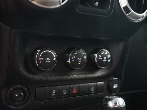 Used 2018 Jeep Wrangler Unlimited Sahara w/ Connectivity Group AWD/4WD image 17