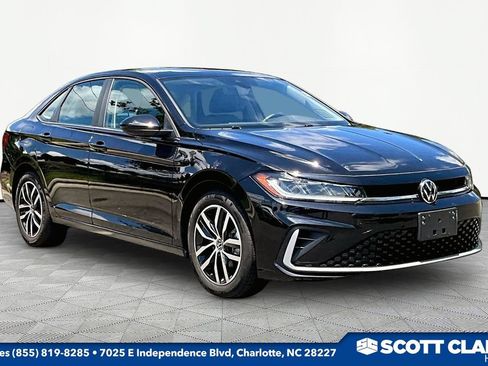 Used 2025 Volkswagen Jetta SE FWD image 1