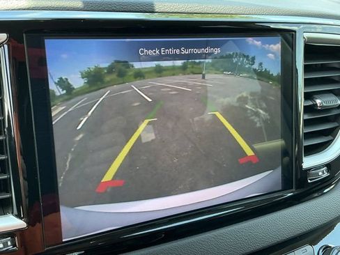 Used 2024 Chrysler Pacifica Touring-L FWD image 25