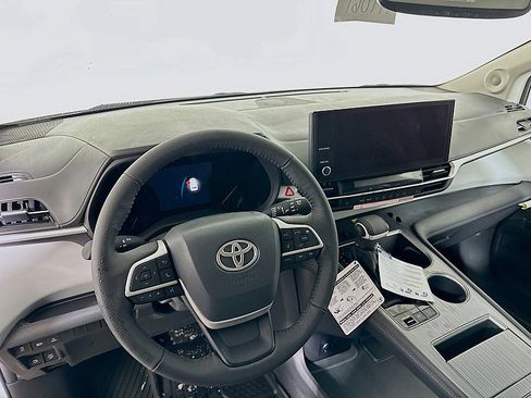 New 2026 Toyota Sienna XLE image 7