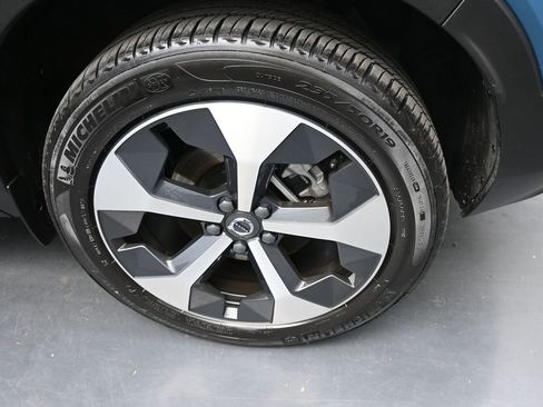 Used 2025 Volvo XC40 B5 Plus image 9