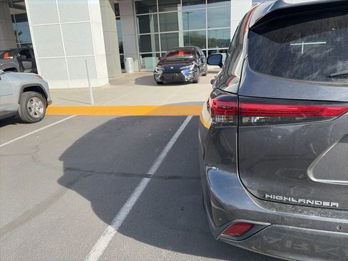 Used 2021 Toyota Highlander Limited image 7