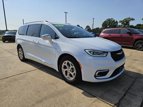 Used 2022 Chrysler Pacifica Limited FWD image 8