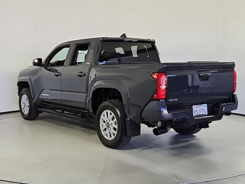 Used 2025 Toyota Tacoma SR5 AWD/4WD image 9