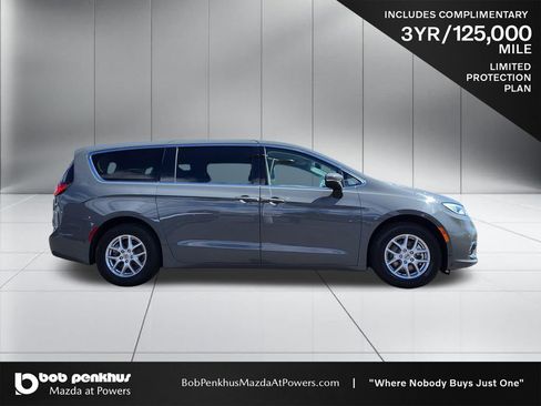 Used 2023 Chrysler Pacifica Touring-L FWD image 24