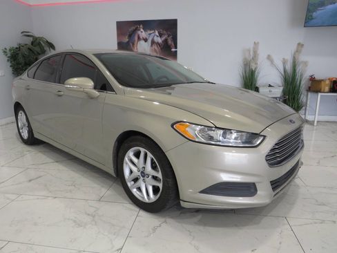 Used 2015 Ford Fusion SE FWD image 1