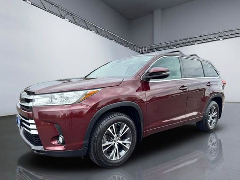 Used 2017 Toyota Highlander Plus AWD/4WD image 11
