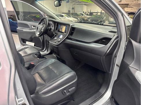 Used 2017 Toyota Sienna SE Premium FWD image 21