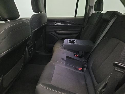 Used 2023 Jeep Grand Cherokee Laredo AWD/4WD image 18