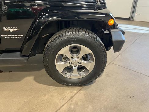 Used 2017 Jeep Wrangler Unlimited Sahara w/ Max Tow Package AWD/4WD image 33