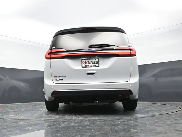 Used 2024 Chrysler Pacifica Touring-L FWD image 45