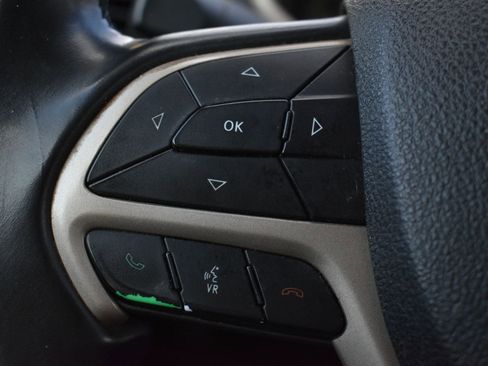 Used 2018 Jeep Cherokee Latitude w/ Altitude Package image 16