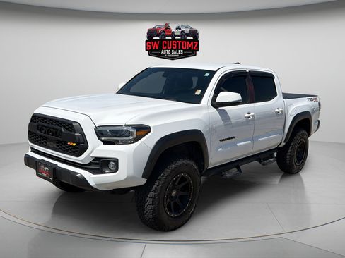 Used 2021 Toyota Tacoma TRD Off-Road w/ Technology Package AWD/4WD image 3