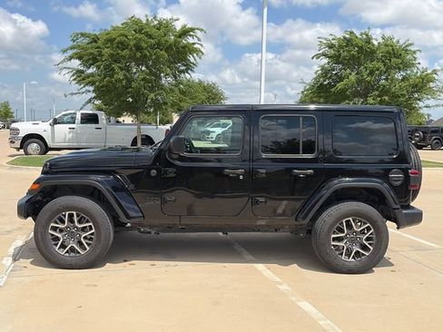 Used 2025 Jeep Wrangler Sahara image 6