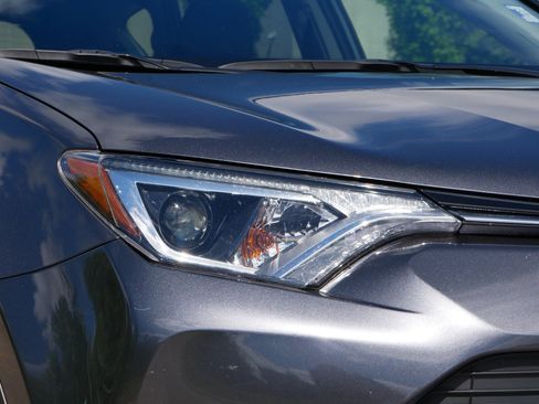 Used 2018 Toyota RAV4 XLE AWD/4WD image 16