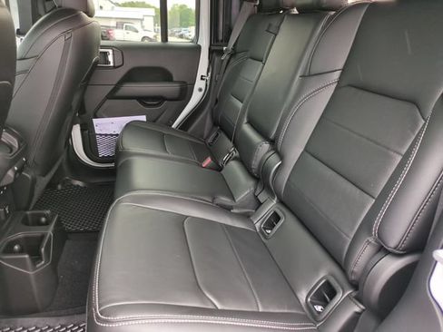 Used 2023 Jeep Gladiator Overland AWD/4WD image 29