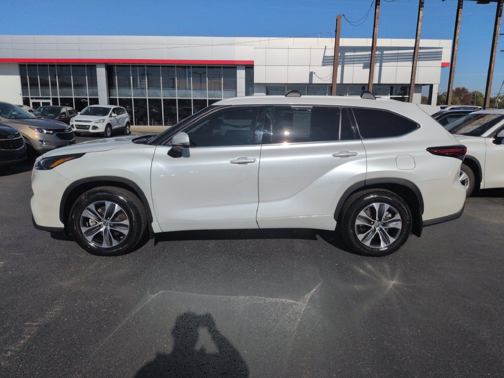 Used 2022 Toyota Highlander XLE AWD/4WD image 2