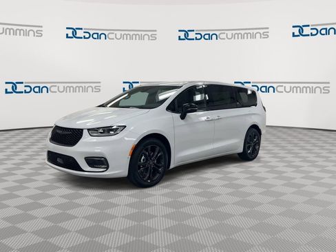 New 2026 Chrysler Pacifica Select image 4