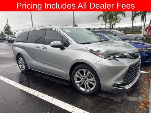 Used 2022 Toyota Sienna Platinum FWD image 3