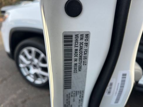 Used 2025 Jeep Compass Limited image 30