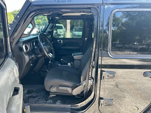 Used 2018 Jeep Wrangler Unlimited Sahara AWD/4WD image 5