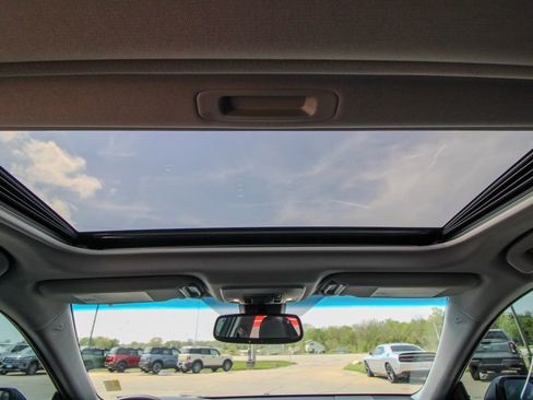 Used 2018 Toyota Camry SE w/ Moonroof Package image 11