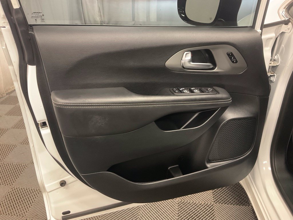 Used 2025 Chrysler Pacifica Select FWD image 13