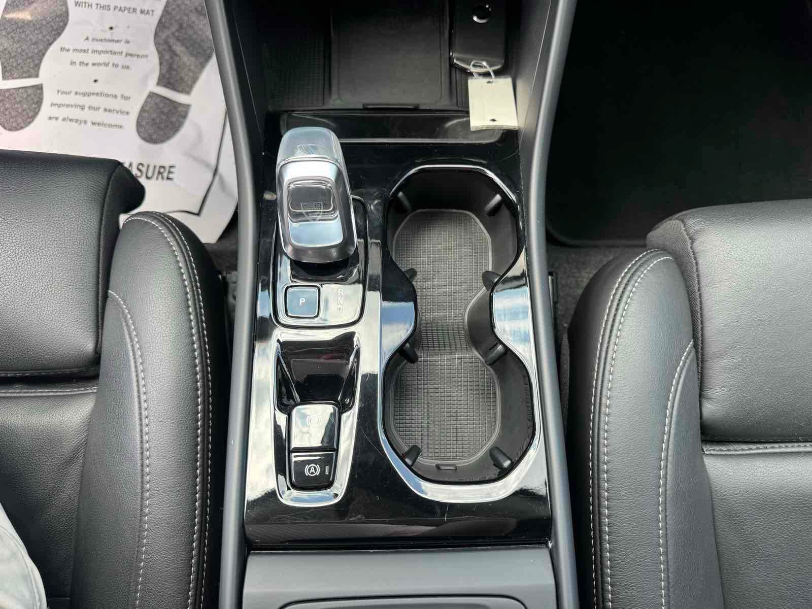 Used 2025 Volvo XC40 B5 Plus AWD/4WD image 23