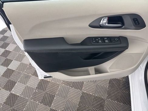 Used 2024 Chrysler Pacifica Touring-L image 23